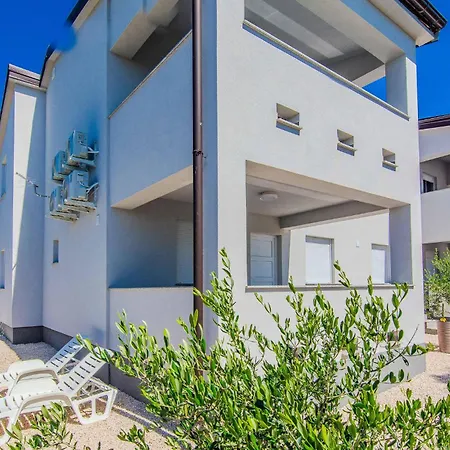 2 Bedroom Lovely Apartment In Vir