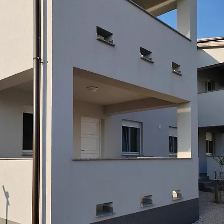 2 Bedroom Lovely Apartment In Vir 아파트