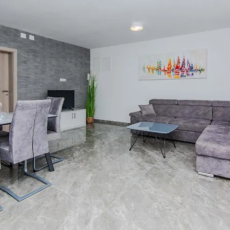 아파트 2 Bedroom Lovely Apartment In Vir