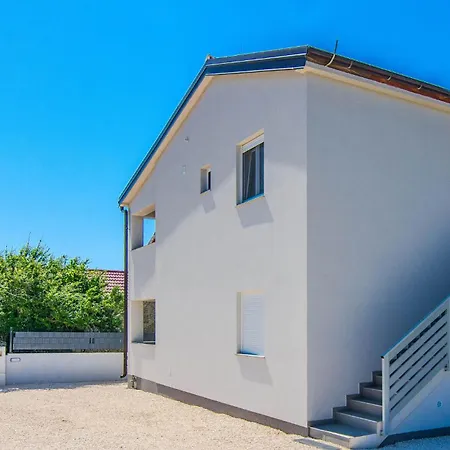 2 Bedroom Lovely Apartment In Vir 아파트 *