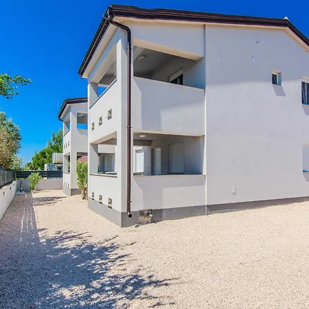 2 Bedroom Lovely Apartment In Vir 아파트 비르