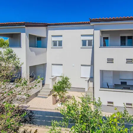 2 Bedroom Lovely Apartment In Vir 아파트 비르